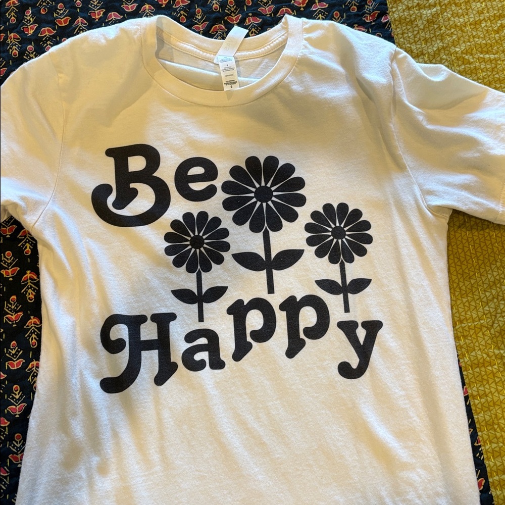 100% BE Happy daisy graphic tee small